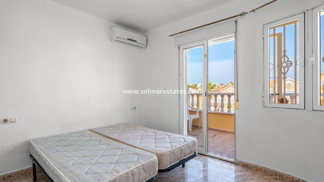 3 slaapkamer Huis te koop in Villamartin met zwembad - € 189.000 (Ref: 9938885)