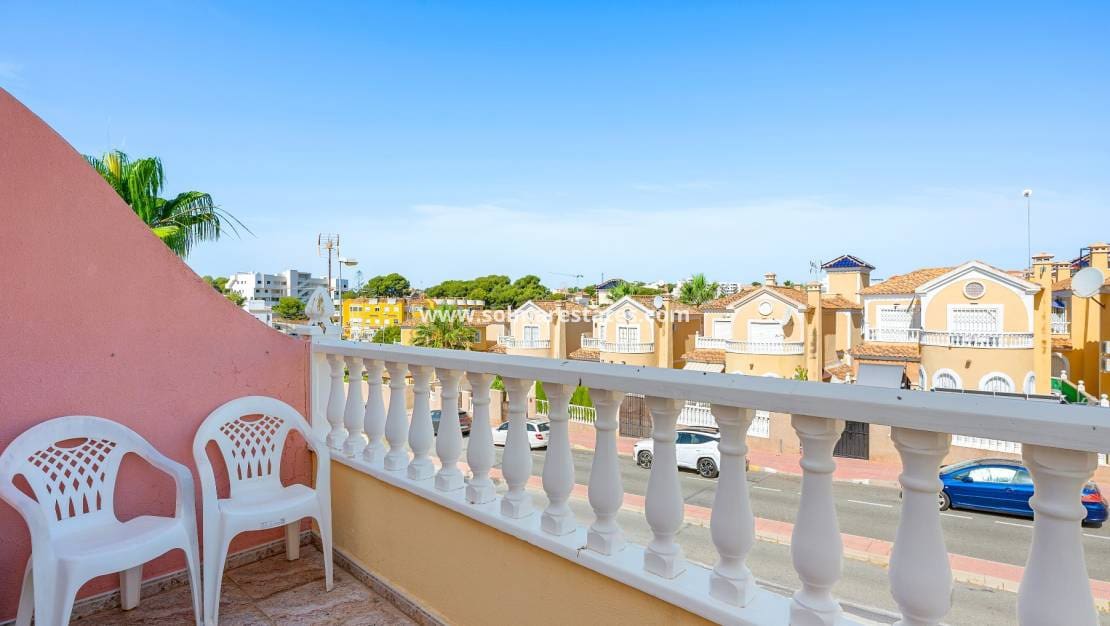 3 slaapkamer Huis te koop in Villamartin met zwembad - € 189.000 (Ref: 9938885)