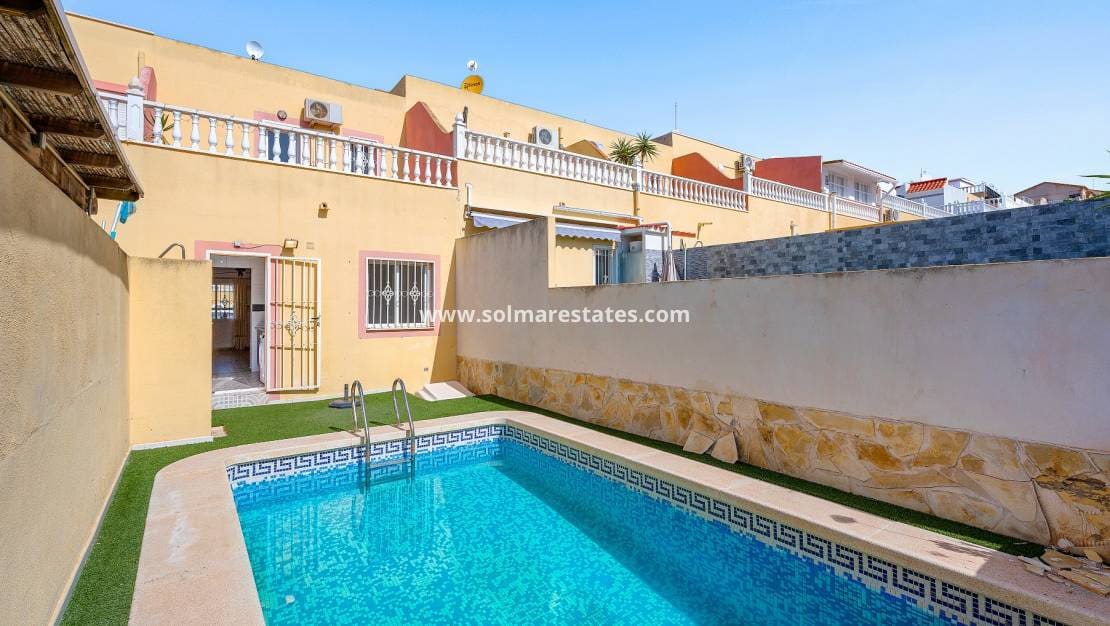 3 slaapkamer Huis te koop in Villamartin met zwembad - € 189.000 (Ref: 9938885)