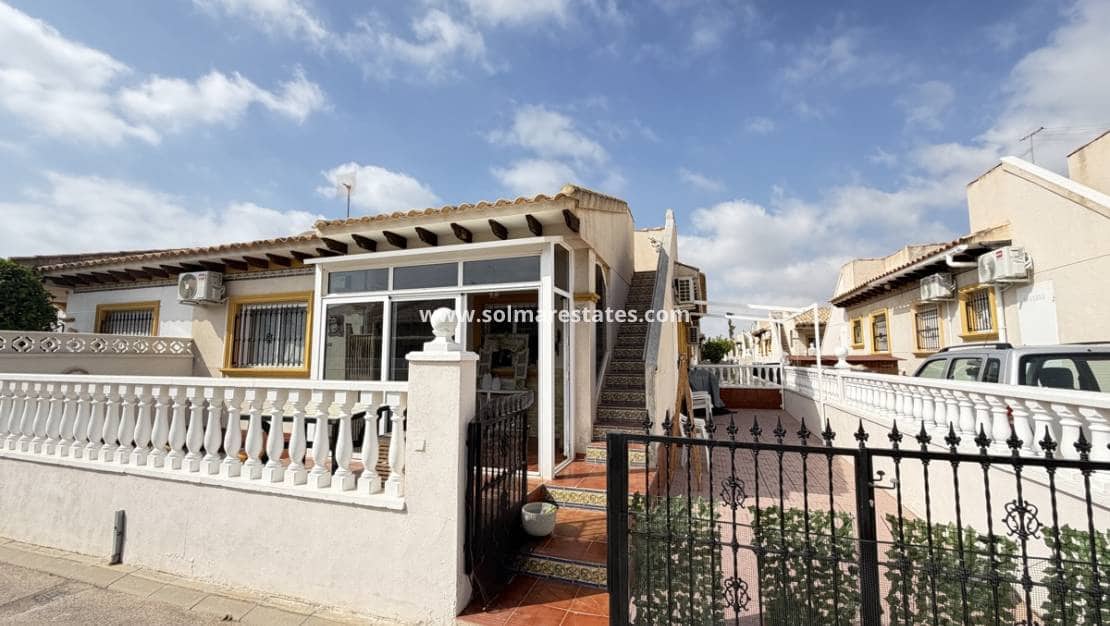 2 slaapkamer Bungalow te koop in La Zenia met zwembad - € 225.000 (Ref: 9938991)