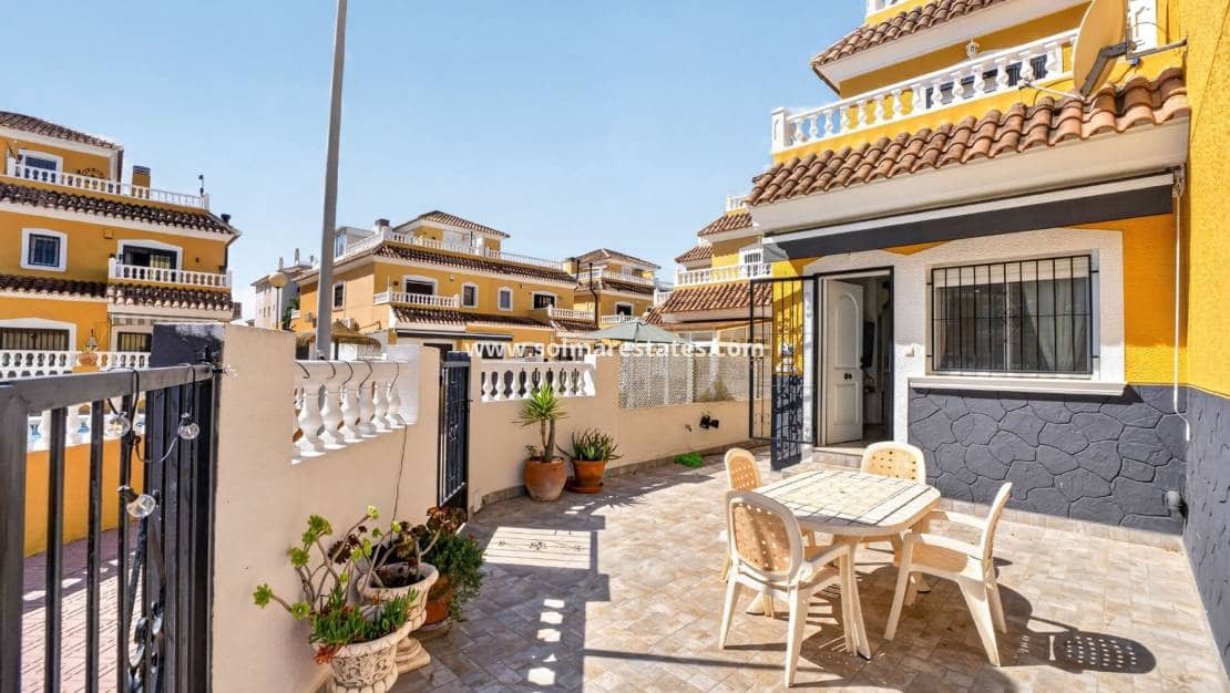 3 quarto Moradia Geminada para venda em Playa Flamenca com piscina - 269 000 € (Ref: 9938993)