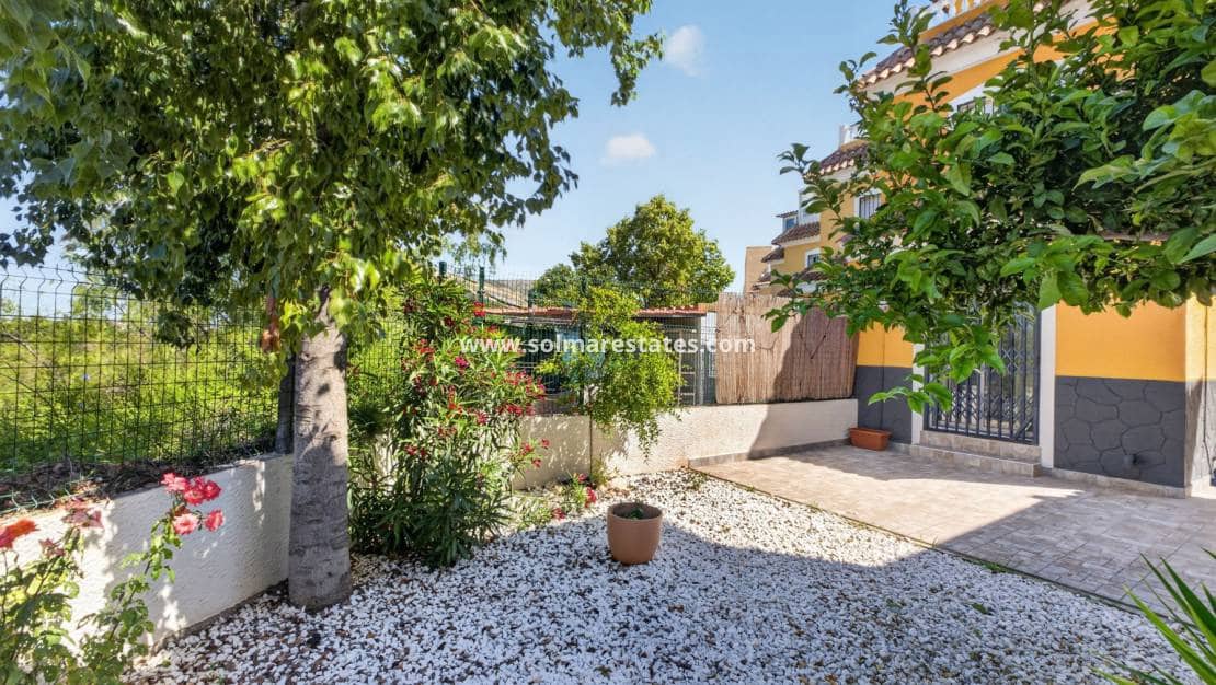 3 quarto Moradia Geminada para venda em Playa Flamenca com piscina - 269 000 € (Ref: 9938993)