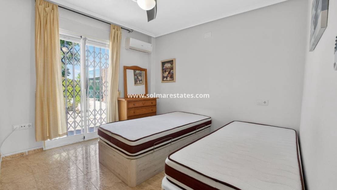 3 quarto Moradia Geminada para venda em Playa Flamenca com piscina - 269 000 € (Ref: 9938993)