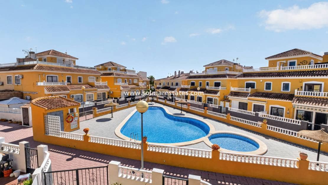 3 quarto Moradia Geminada para venda em Playa Flamenca com piscina - 269 000 € (Ref: 9938993)