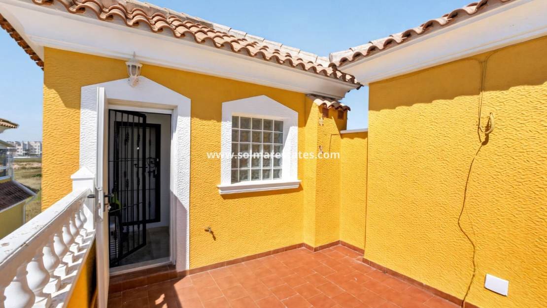 3 quarto Moradia Geminada para venda em Playa Flamenca com piscina - 269 000 € (Ref: 9938993)