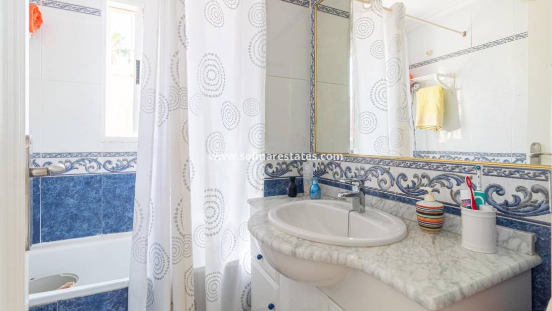 2 quarto Moradia Geminada para venda em Cabo Roig com piscina - 229 000 € (Ref: 9938994)