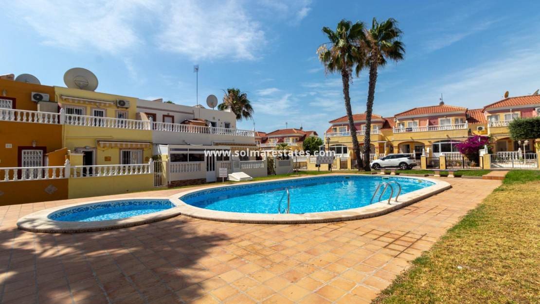2 quarto Moradia Geminada para venda em Cabo Roig com piscina - 229 000 € (Ref: 9938994)