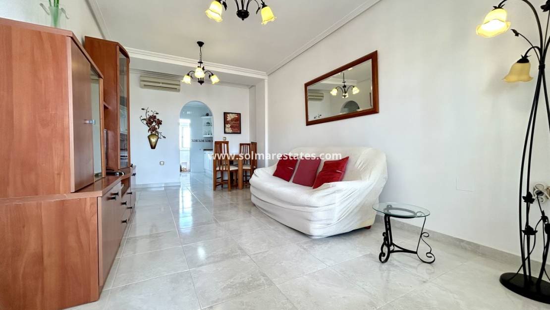 2 makuuhuone Huoneisto myytävänä paikassa La Zenia mukana uima-altaan - 164 900 € (Ref: 9939113)