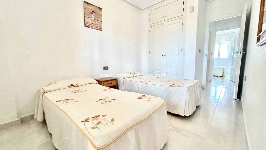 2 makuuhuone Huoneisto myytävänä paikassa La Zenia mukana uima-altaan - 164 900 € (Ref: 9939113)