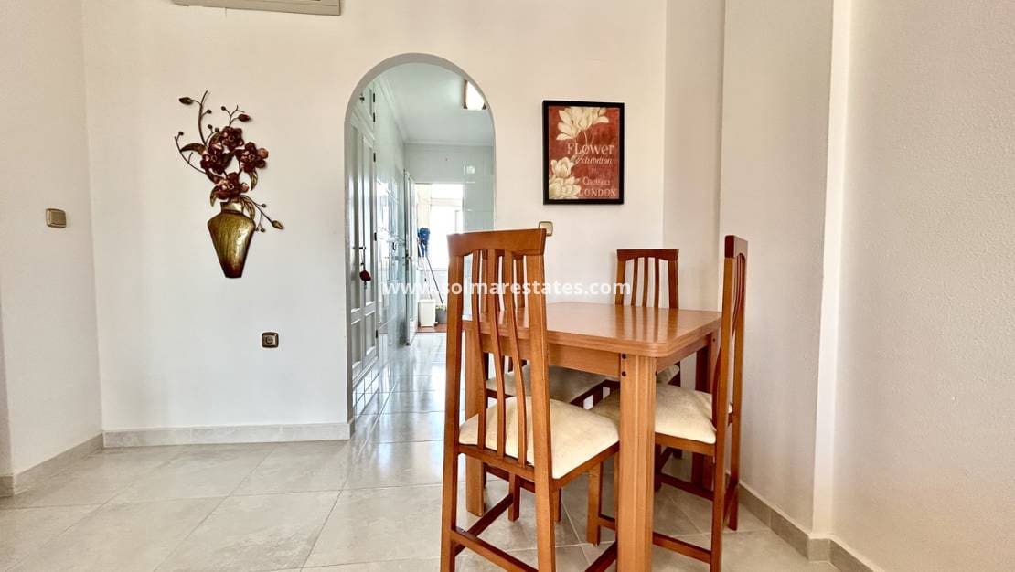 2 makuuhuone Huoneisto myytävänä paikassa La Zenia mukana uima-altaan - 164 900 € (Ref: 9939113)