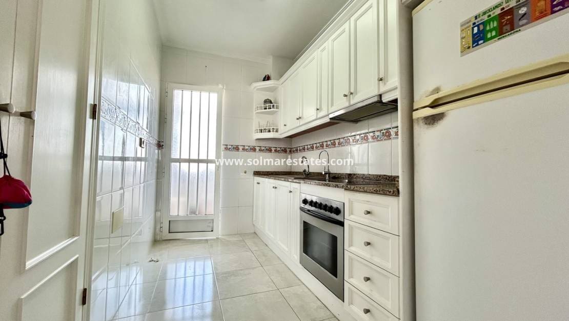 2 makuuhuone Huoneisto myytävänä paikassa La Zenia mukana uima-altaan - 164 900 € (Ref: 9939113)