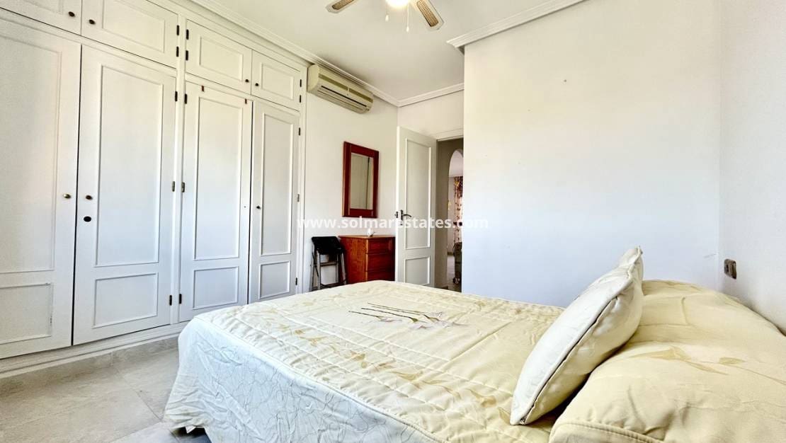 2 makuuhuone Huoneisto myytävänä paikassa La Zenia mukana uima-altaan - 164 900 € (Ref: 9939113)