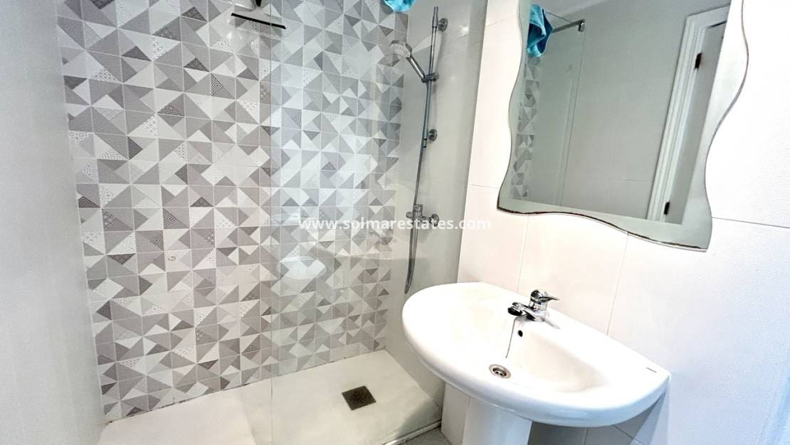 2 makuuhuone Huoneisto myytävänä paikassa La Zenia mukana uima-altaan - 164 900 € (Ref: 9939113)