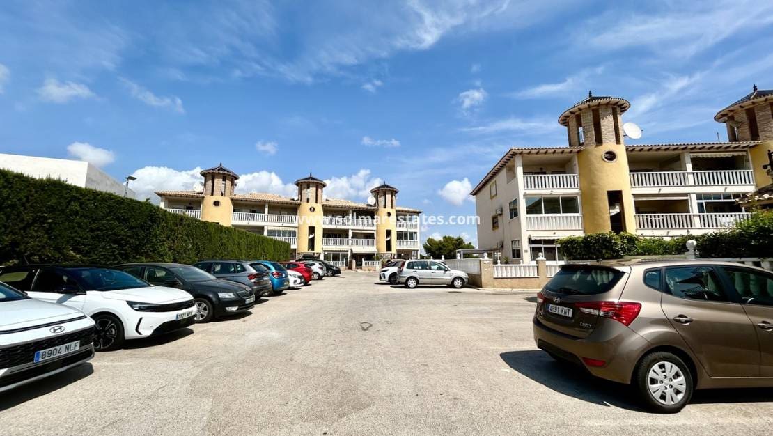 2 makuuhuone Huoneisto myytävänä paikassa La Zenia mukana uima-altaan - 164 900 € (Ref: 9939113)