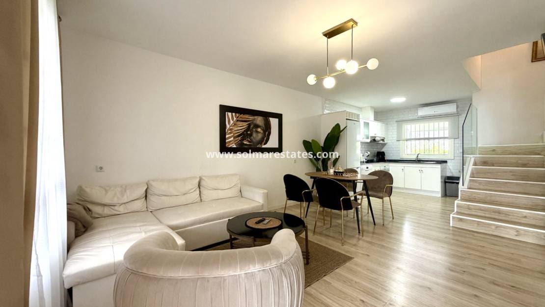 2 quarto Casa em Banda para venda em Villamartin com piscina - 280 000 € (Ref: 9939175)