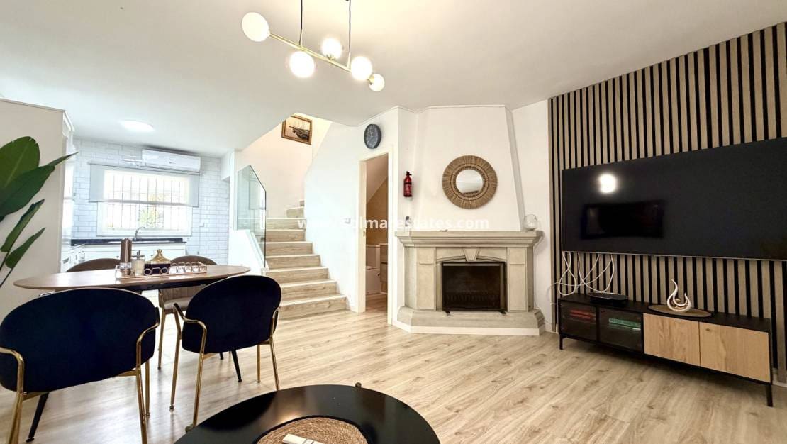 2 quarto Casa em Banda para venda em Villamartin com piscina - 280 000 € (Ref: 9939175)