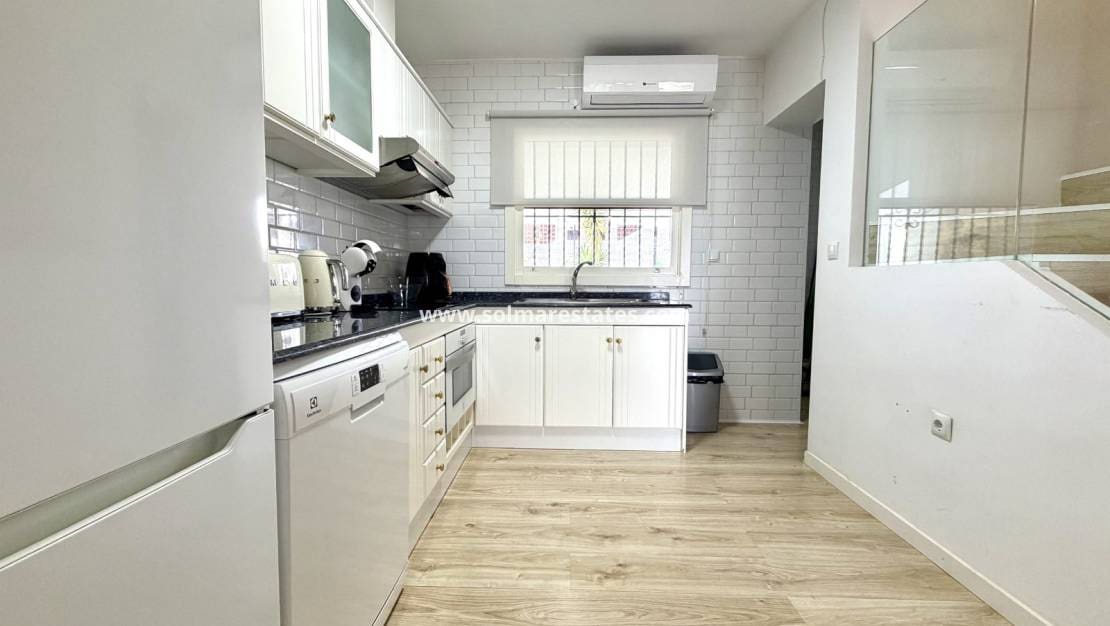 2 quarto Casa em Banda para venda em Villamartin com piscina - 280 000 € (Ref: 9939175)