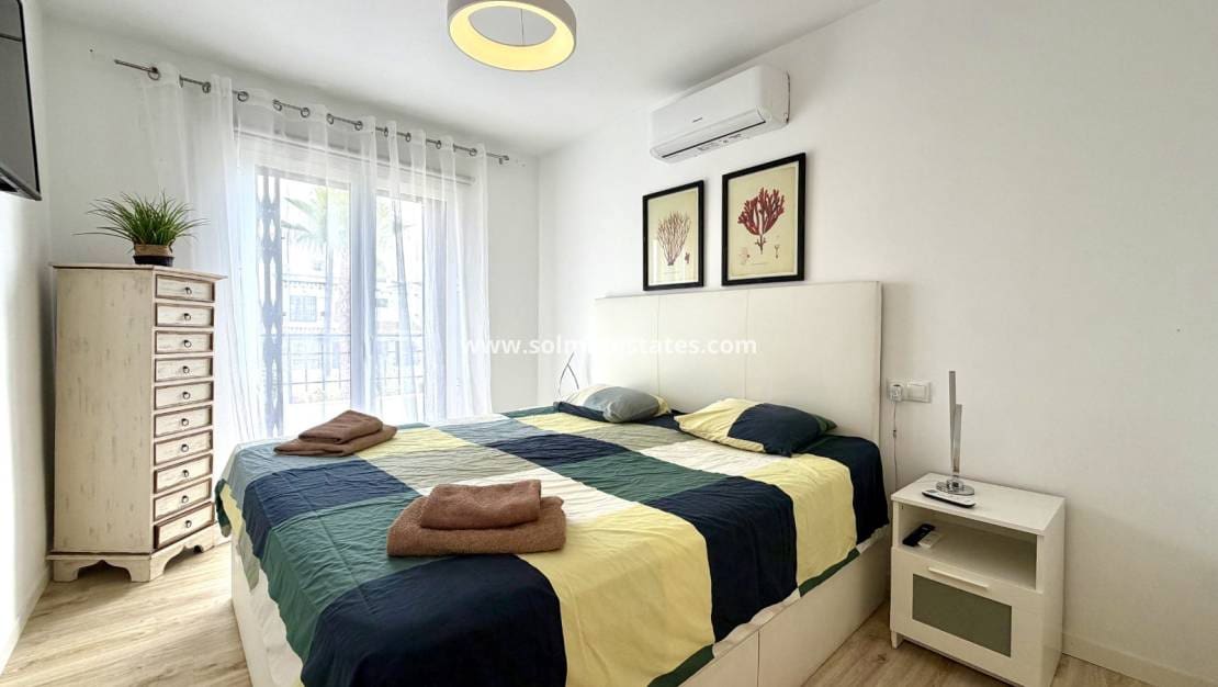 2 quarto Casa em Banda para venda em Villamartin com piscina - 280 000 € (Ref: 9939175)