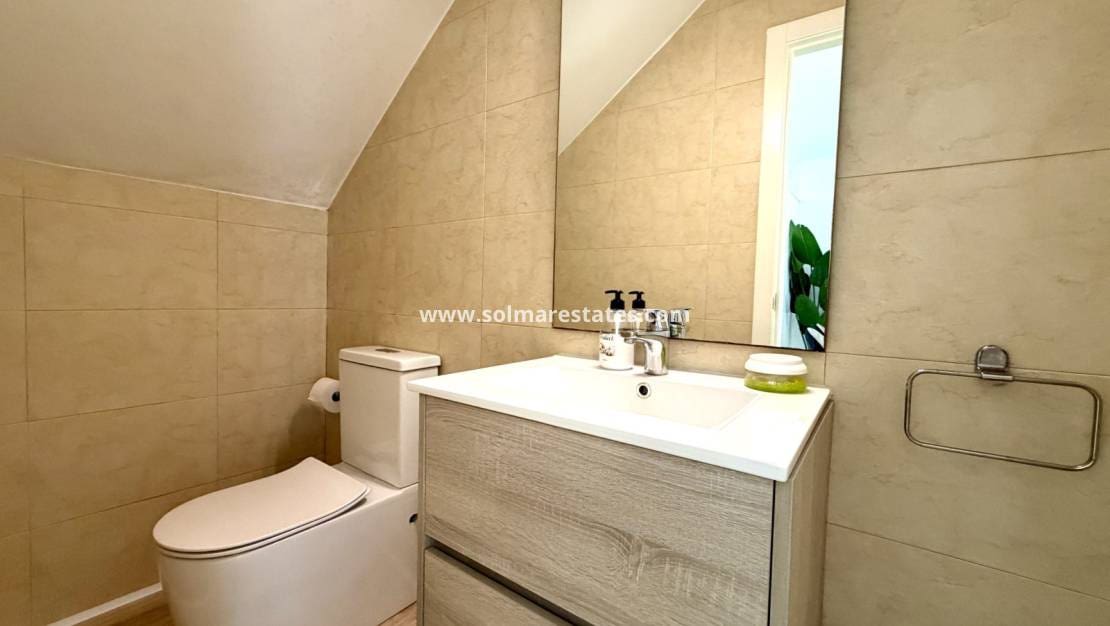2 quarto Casa em Banda para venda em Villamartin com piscina - 280 000 € (Ref: 9939175)