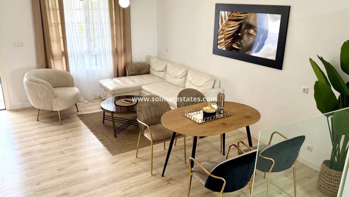2 quarto Casa em Banda para venda em Villamartin com piscina - 280 000 € (Ref: 9939175)