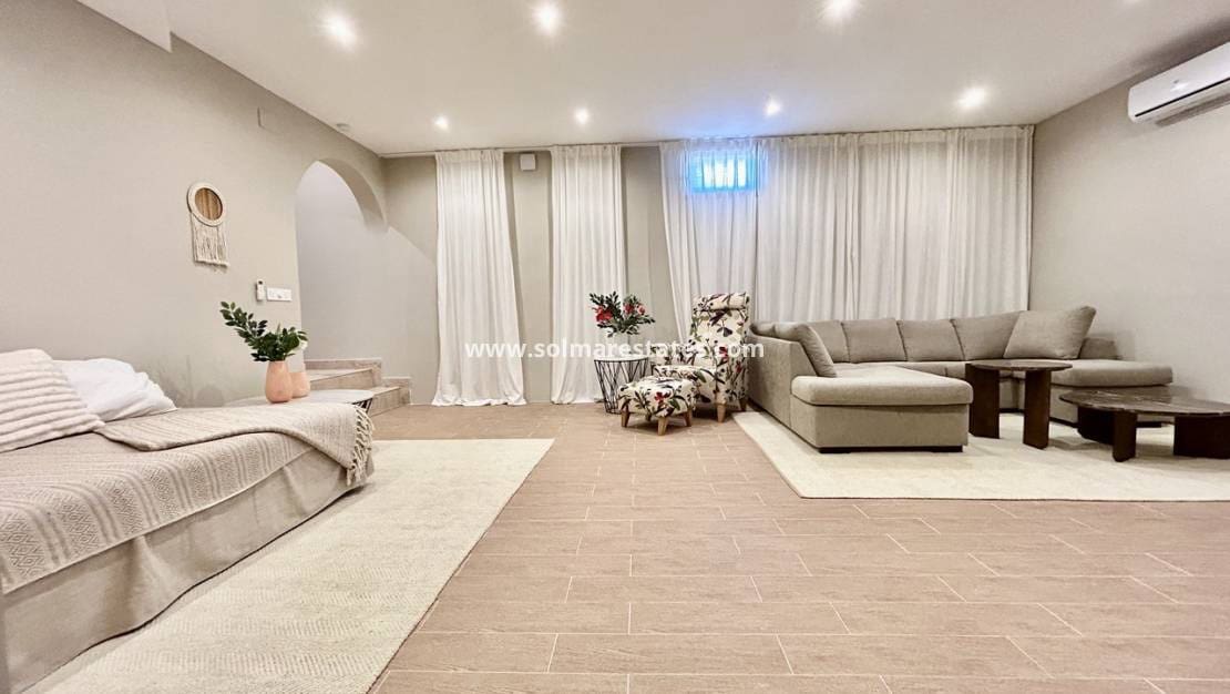 5 Zimmer Villa zu verkaufen in La Zenia mit Pool - 840.000 € (Ref: 9941263)