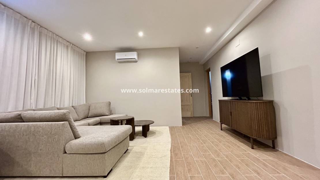 5 Zimmer Villa zu verkaufen in La Zenia mit Pool - 840.000 € (Ref: 9941263)