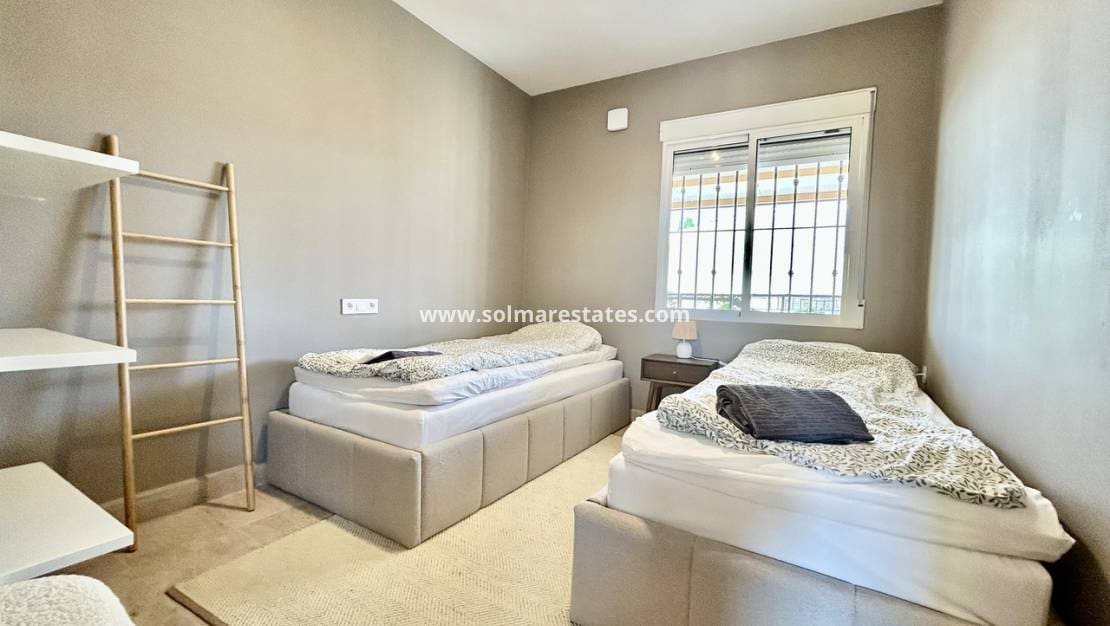 5 Zimmer Villa zu verkaufen in La Zenia mit Pool - 840.000 € (Ref: 9941263)