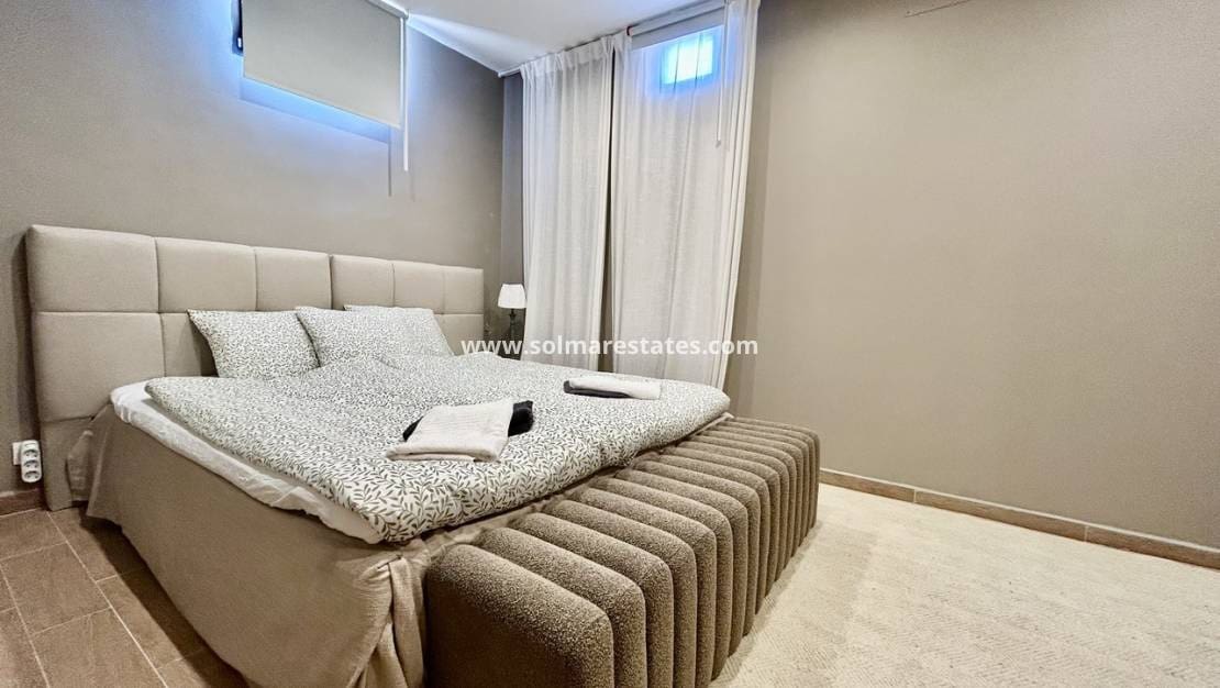 5 Zimmer Villa zu verkaufen in La Zenia mit Pool - 840.000 € (Ref: 9941263)
