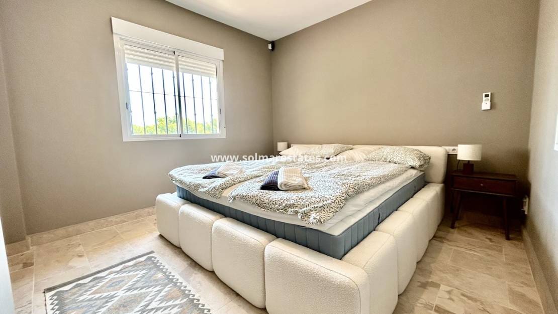 5 Zimmer Villa zu verkaufen in La Zenia mit Pool - 840.000 € (Ref: 9941263)