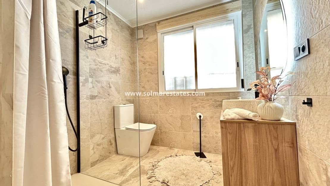 5 Zimmer Villa zu verkaufen in La Zenia mit Pool - 840.000 € (Ref: 9941263)