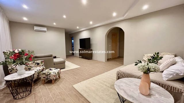 5 Zimmer Villa zu verkaufen in La Zenia, Orihuela mit Pool - 840.000 € (Ref: 9941263)