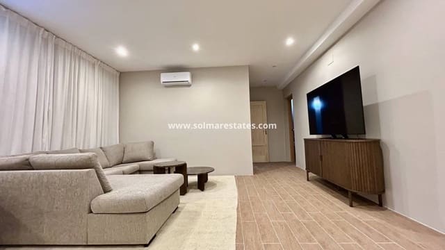 5 Zimmer Villa zu verkaufen in La Zenia, Orihuela mit Pool - 840.000 € (Ref: 9941263)