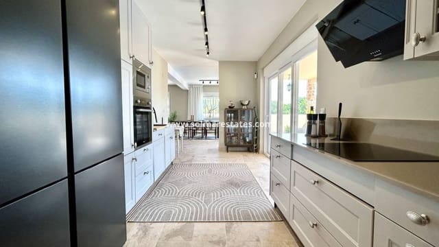 5 Zimmer Villa zu verkaufen in La Zenia, Orihuela mit Pool - 840.000 € (Ref: 9941263)