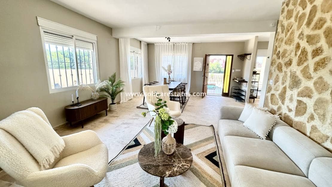 5 Zimmer Villa zu verkaufen in La Zenia mit Pool - 840.000 € (Ref: 9941263)