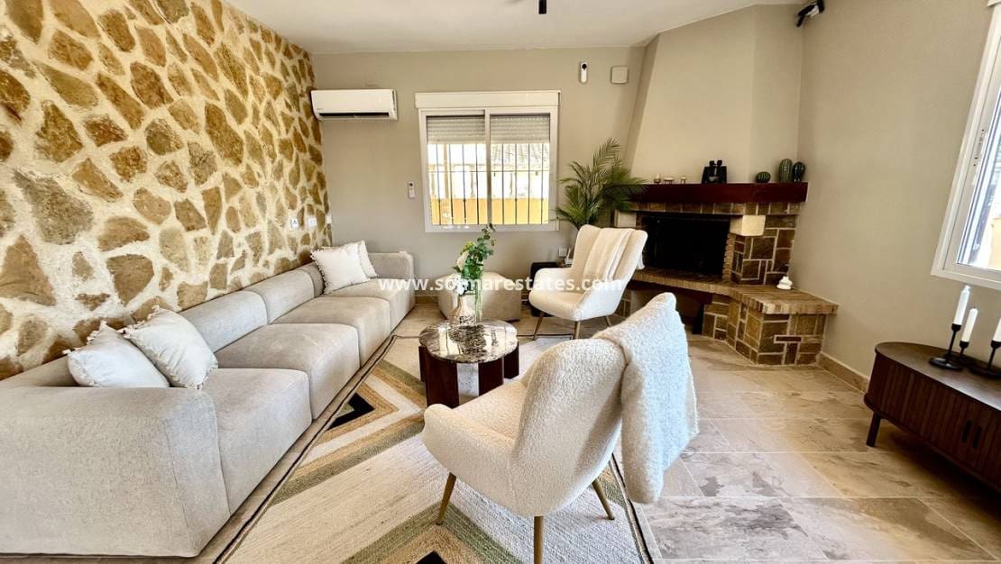 5 Zimmer Villa zu verkaufen in La Zenia mit Pool - 840.000 € (Ref: 9941263)
