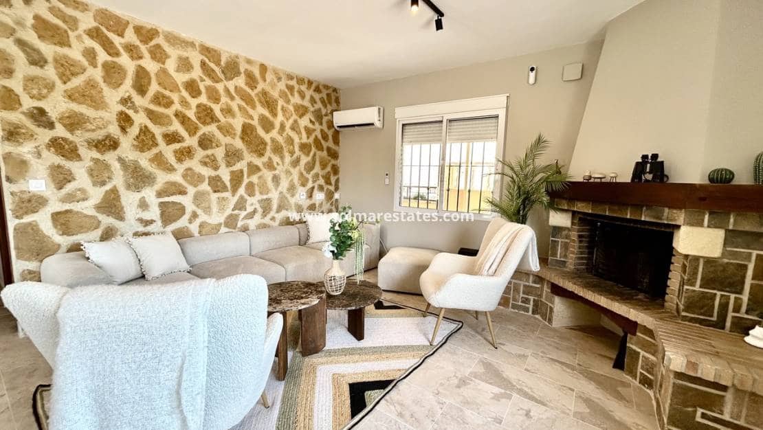 5 Zimmer Villa zu verkaufen in La Zenia mit Pool - 840.000 € (Ref: 9941263)