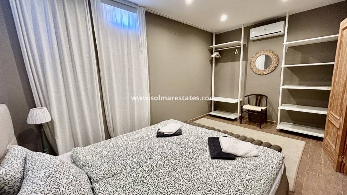 5 Zimmer Villa zu verkaufen in La Zenia mit Pool - 840.000 € (Ref: 9941263)
