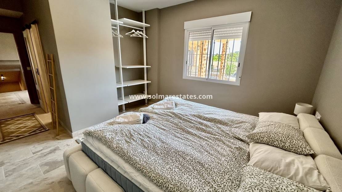 5 Zimmer Villa zu verkaufen in La Zenia mit Pool - 840.000 € (Ref: 9941263)