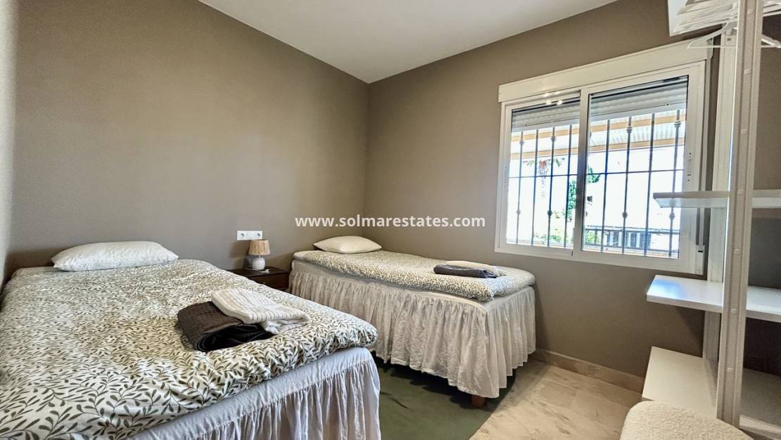 5 Zimmer Villa zu verkaufen in La Zenia mit Pool - 840.000 € (Ref: 9941263)