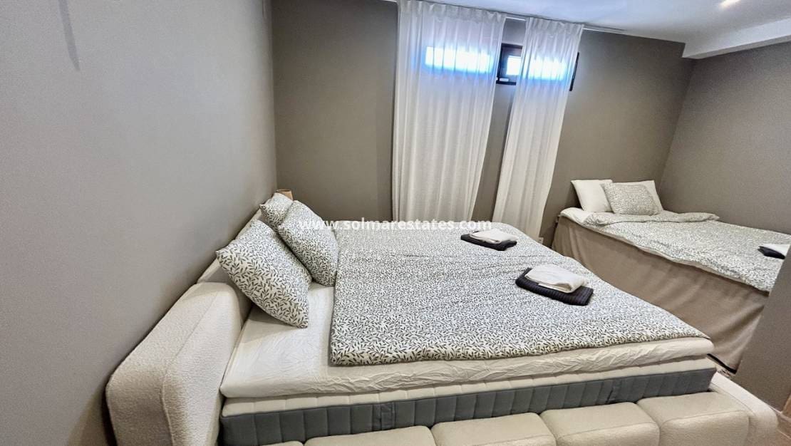 5 Zimmer Villa zu verkaufen in La Zenia mit Pool - 840.000 € (Ref: 9941263)
