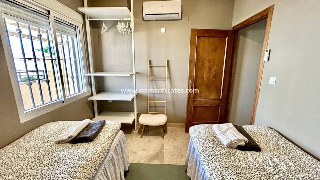 5 Zimmer Villa zu verkaufen in La Zenia mit Pool - 840.000 € (Ref: 9941263)