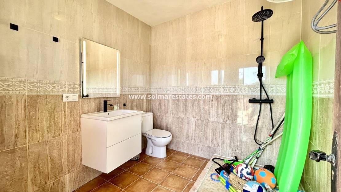 5 Zimmer Villa zu verkaufen in La Zenia mit Pool - 840.000 € (Ref: 9941263)