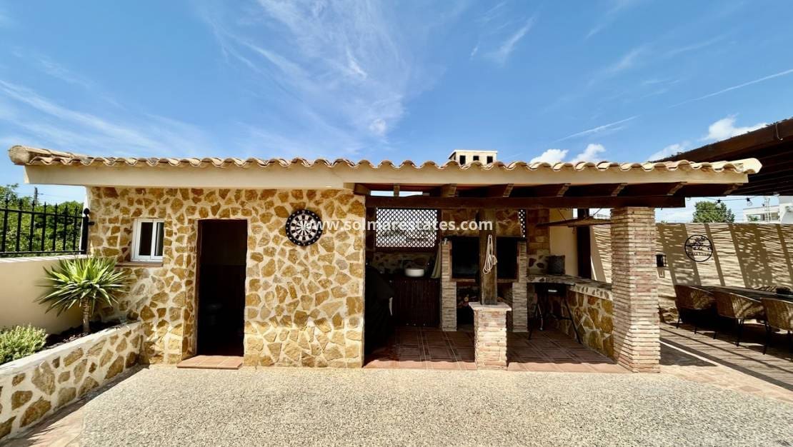 5 Zimmer Villa zu verkaufen in La Zenia mit Pool - 840.000 € (Ref: 9941263)