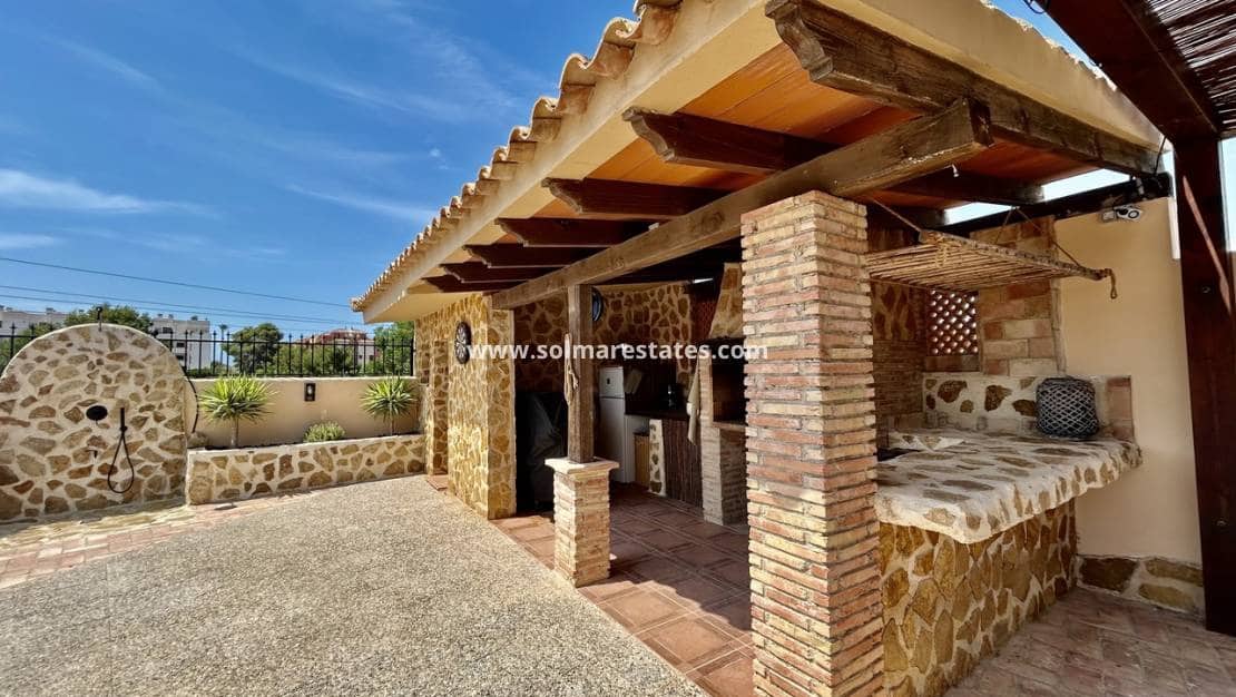 5 Zimmer Villa zu verkaufen in La Zenia mit Pool - 840.000 € (Ref: 9941263)
