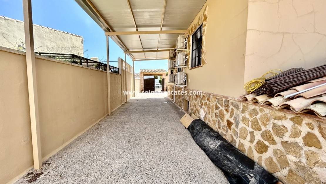 5 Zimmer Villa zu verkaufen in La Zenia mit Pool - 840.000 € (Ref: 9941263)