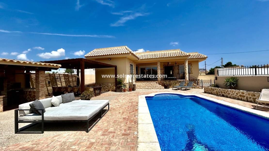 5 Zimmer Villa zu verkaufen in La Zenia mit Pool - 840.000 € (Ref: 9941263)