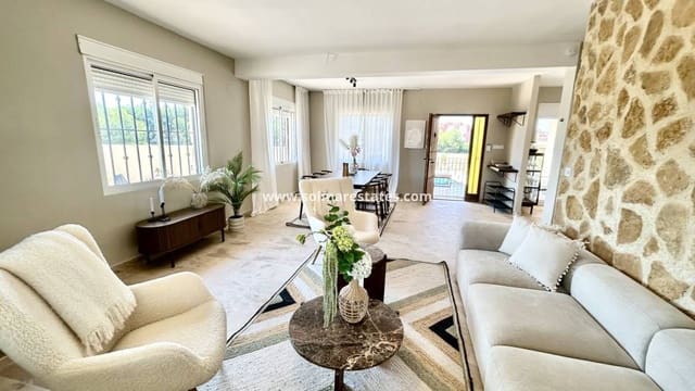 5 Zimmer Villa zu verkaufen in La Zenia, Orihuela mit Pool - 840.000 € (Ref: 9941263)