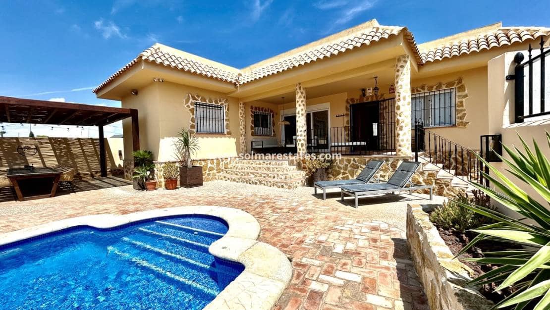 5 Zimmer Villa zu verkaufen in La Zenia mit Pool - 840.000 € (Ref: 9941263)