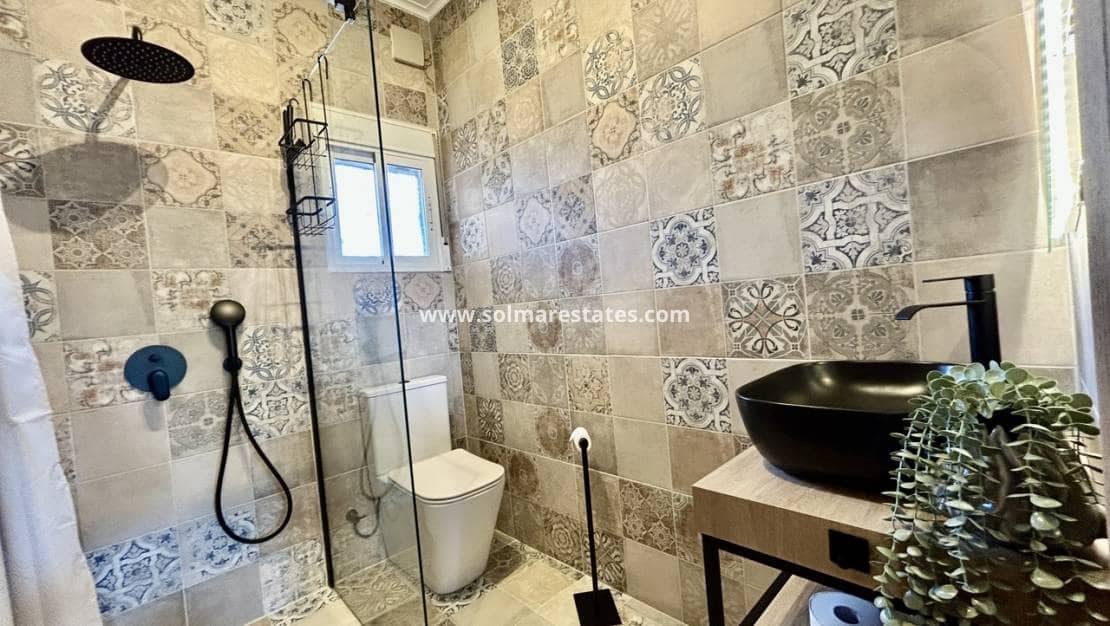 5 Zimmer Villa zu verkaufen in La Zenia mit Pool - 840.000 € (Ref: 9941263)