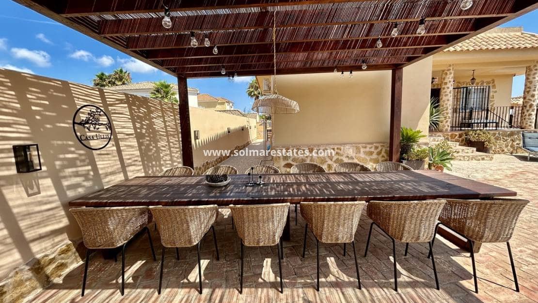 5 Zimmer Villa zu verkaufen in La Zenia mit Pool - 840.000 € (Ref: 9941263)